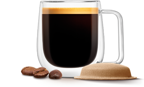 一杯のコーヒーと紙製コーヒーポッド