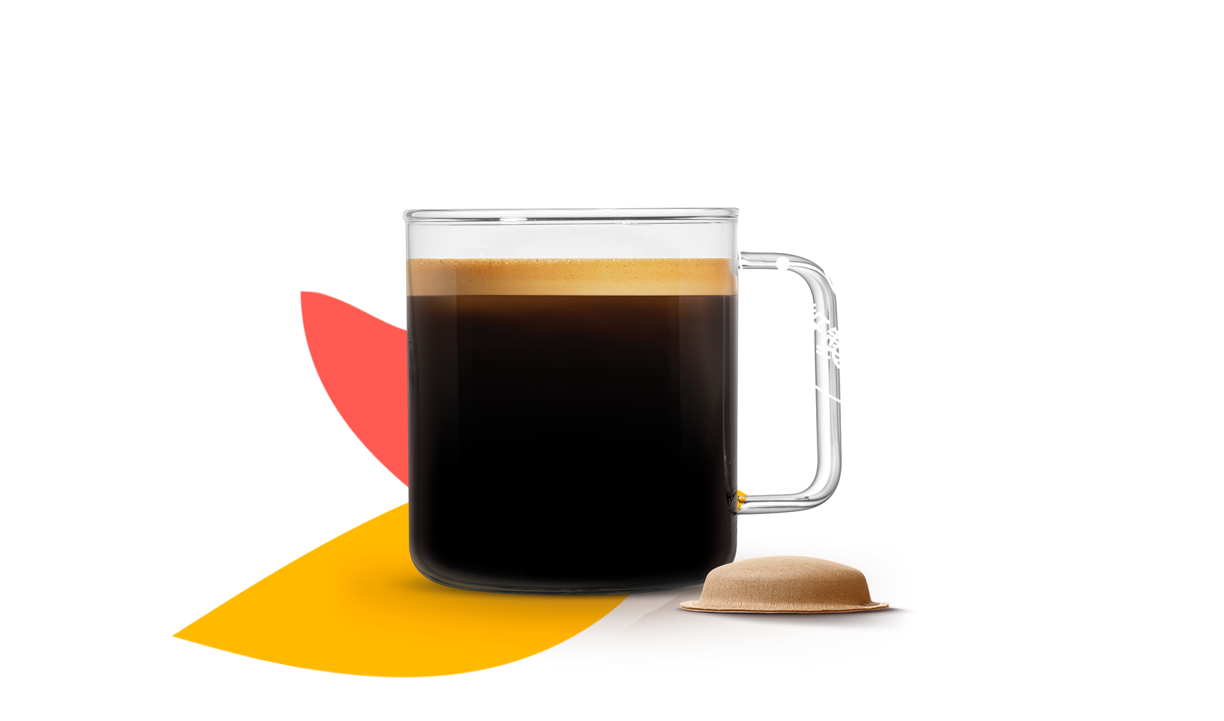 一杯のコーヒーと紙製コーヒーポッド