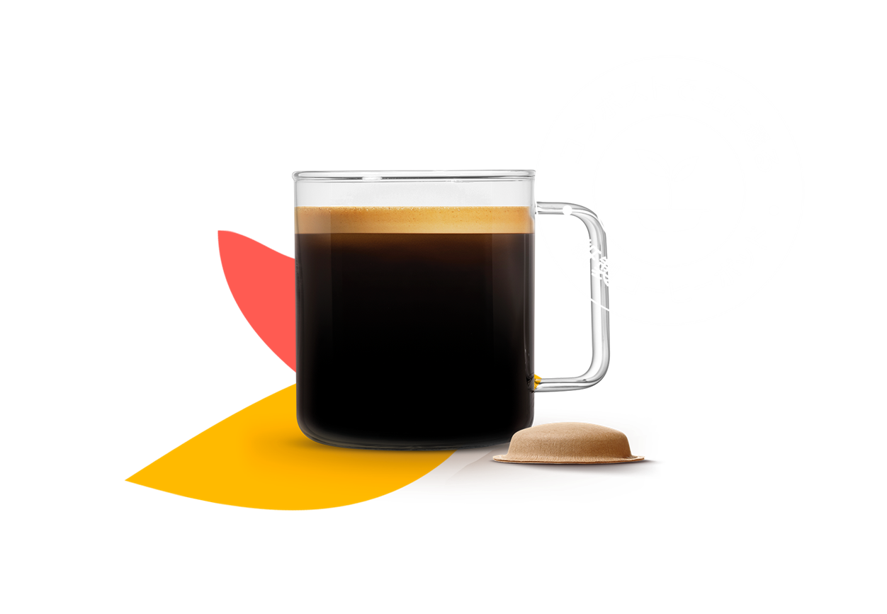 一杯のコーヒーと紙製コーヒーポッド