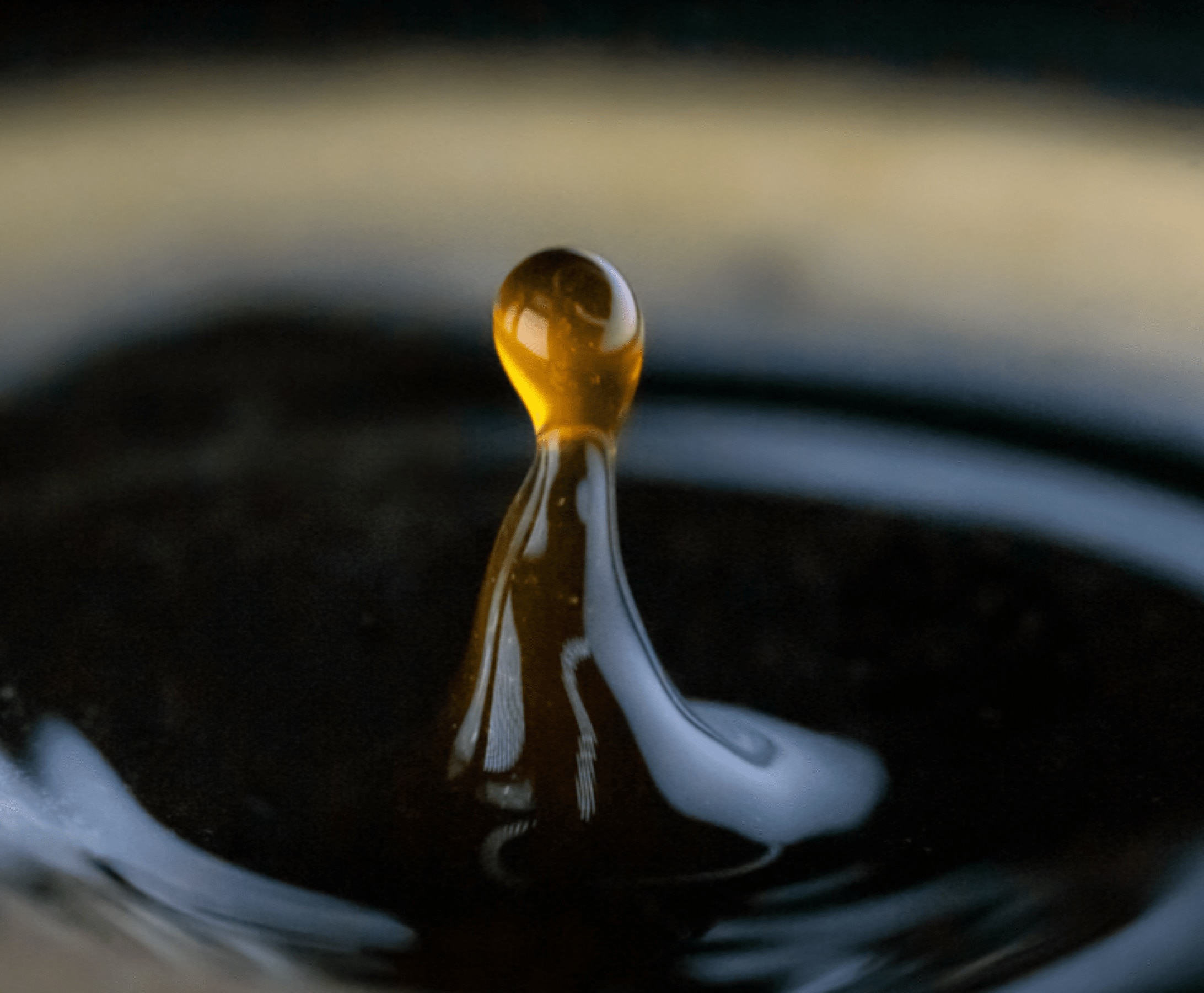 カップに注がれるコーヒーのしずく