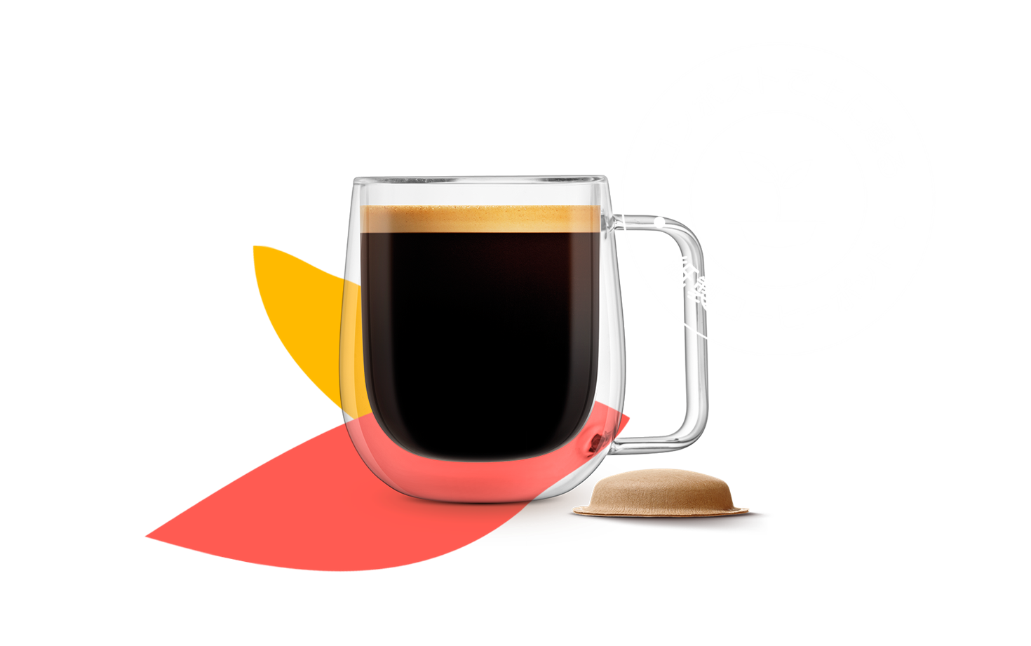一杯のコーヒーと紙製コーヒーポッド