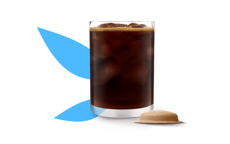 一杯のコーヒーと紙製コーヒーポッド