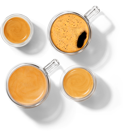 大小の透明カップに注がれたコーヒー