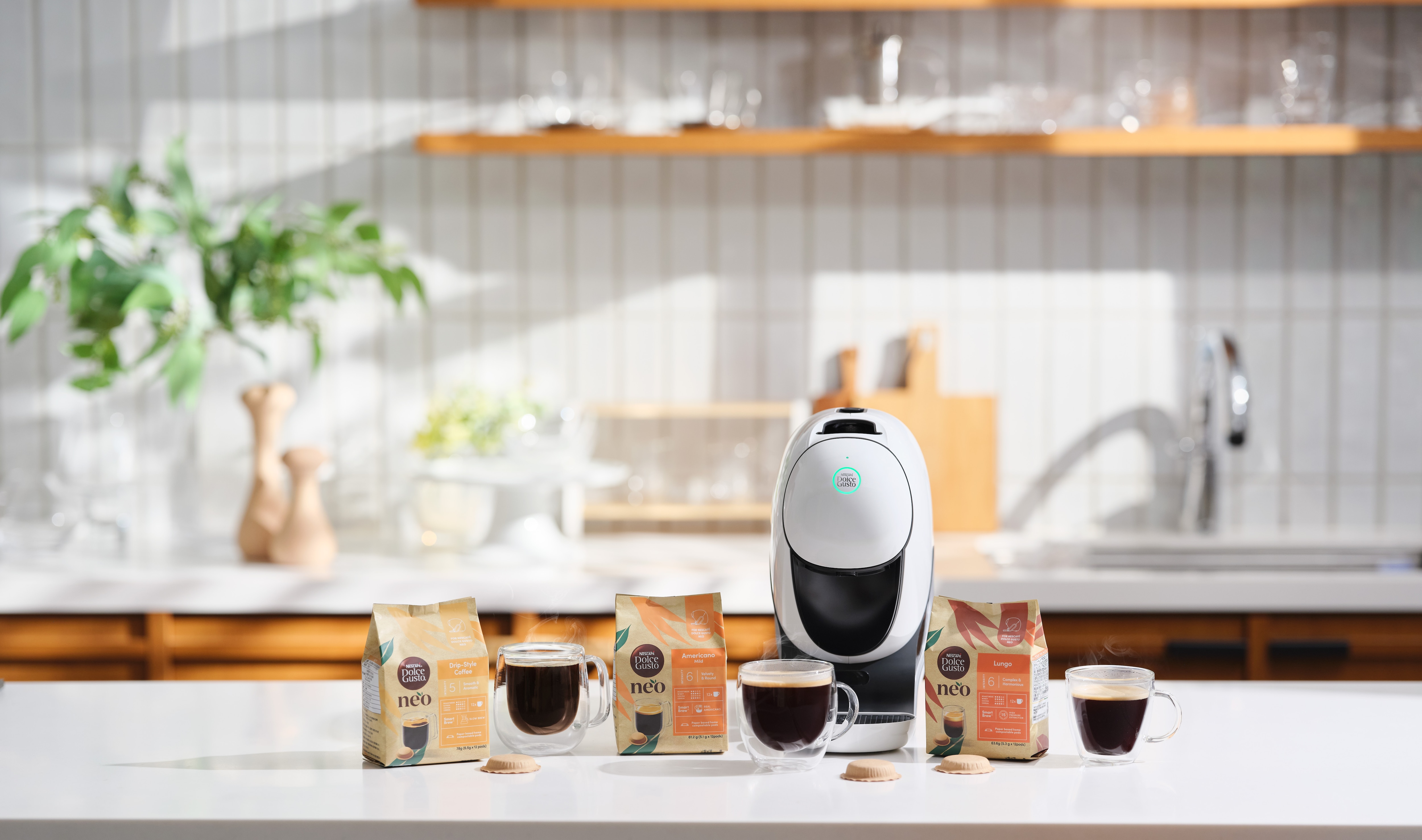 ドルチェ グスト ネオ カフェ本体とコーヒーカップ、商品パッケージ